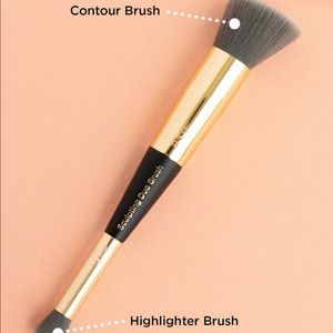 BILLION DOLLAR BROWS Sculpting Duo Brush $35
Charcoal-infused synthetic bristles